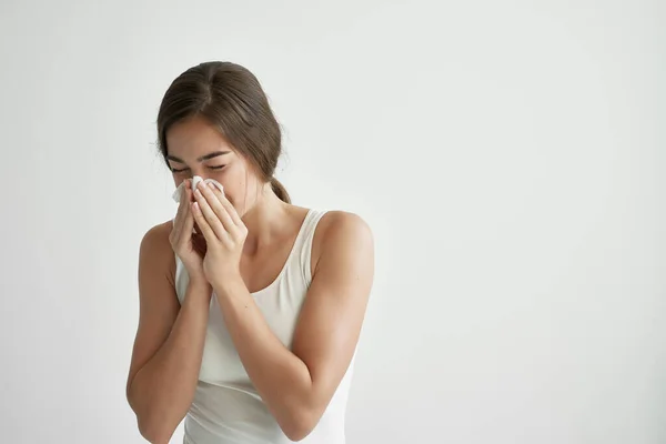 Mujer limpiándose la nariz con un pañuelo alergia problemas de salud virus —  Fotos de Stock