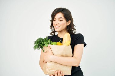 Esmer ve yanında bir paket yiyecek ve süpermarket teslimatı var.