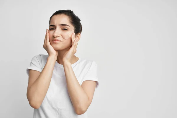 Zieke vrouw in een wit t-shirt negatieve hoofdpijn close-up — Stockfoto