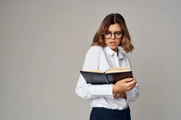 Allegra donna in camicia bianca documenti ufficio manager studio — Foto Stock