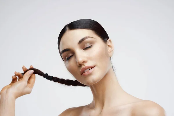 Fröhliche Frau nackte Schultern klare Haut Glamour Mode — Stockfoto