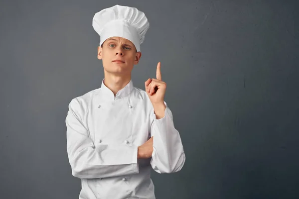 Uomo in uniforme chef gesticolando con la mano emozioni uniforme lavoro ristorante — Foto Stock