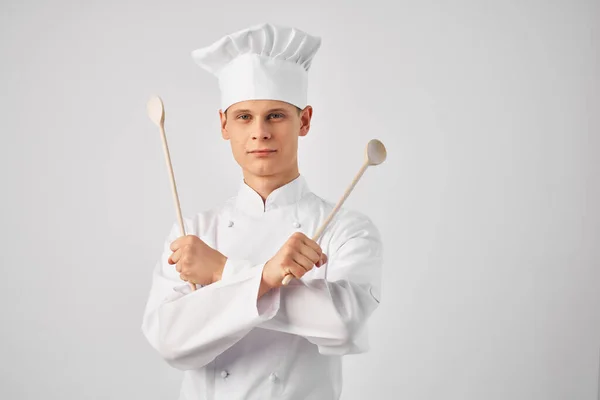 Uomo in cuoco uniforme utensili da cucina emozioni ristorante — Foto Stock