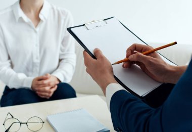 Hasta psikolog psikoterapi iletişim stresi ile oturuyor.