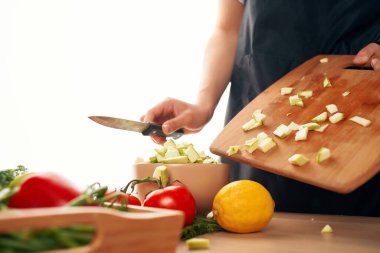 Taze sebzeleri dilimleyip mutfakta salata hazırlıyorum.