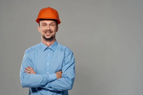 Homem em construção proteção uniforme isolado fundo — Fotografia de Stock