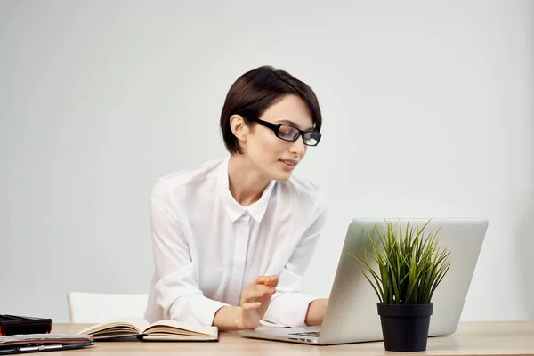 Gerente do sexo feminino no escritório com óculos de auto-confiança Studio Lifestyle — Fotografia de Stock