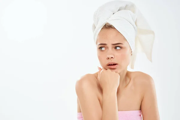 Vrouw met een handdoek op haar hoofd blote schouders close-up schone huid — Stockfoto