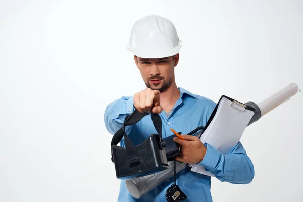 Homem em um capacete de construção plantas documentos engenheiro de trabalho — Fotografia de Stock