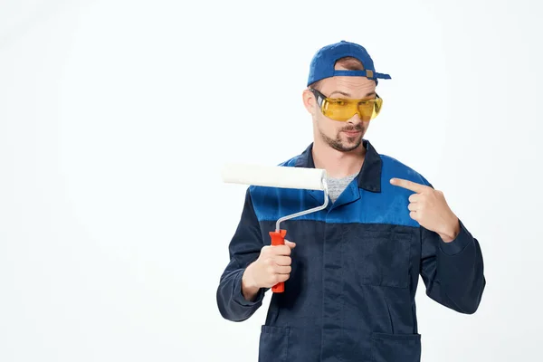 Hombre en uniforme de trabajo pintor casa renovación decoración — Foto de Stock