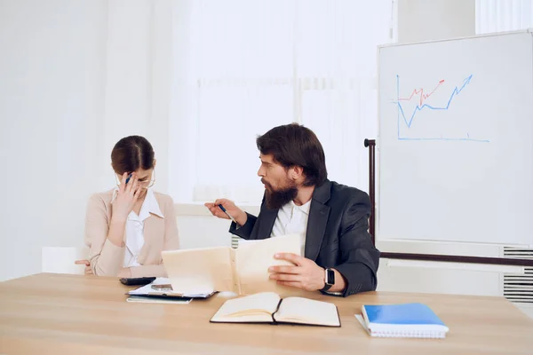 Emotionell man och kvinna på jobbet kollegor på jobbet kommunikation — Stockfoto