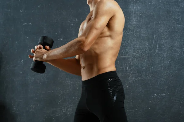 Havalı vücut egzersizi yapan sporcu adam karanlık arka plan egzersizleri yapıyor. — Stok fotoğraf