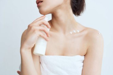 Neşeli kadın duştan sonra çıplak omuzlar temiz cilt