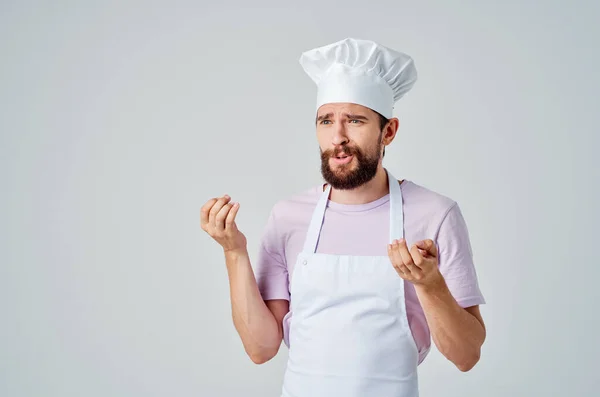 Férfi szakácsok ruhák érzelmek konyha munka főzés — Stock Fotó