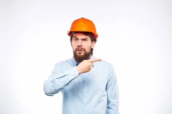Mann in orangefarbener Farbe Hemd Bauarbeiten Studio — Stockfoto