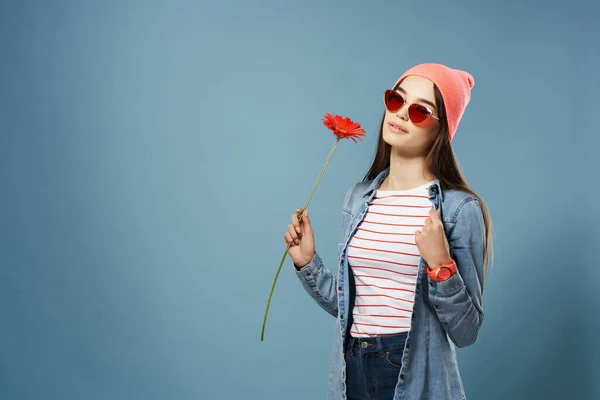 Csinos nő rózsaszín kalap napszemüveg piros virág romantika — Stock Fotó