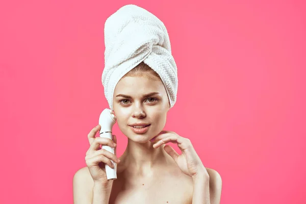 Frau mit Handtuch auf dem Kopf nackte Schultern Massage Medizin Kosmetik — Stockfoto