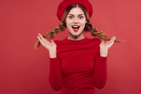 Glad kvinna med flätor kul röda läppar lyx studio poserar — Stockfoto