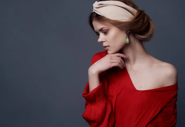 머리 장식이우아 하게 생긴 머리띠 장식을 한 빨간 드레스를 입은 여자 — 스톡 사진