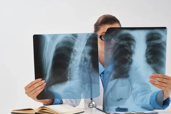 Kobieta radiolog diagnostyka rentgenowskie badania — Zdjęcie stockowe