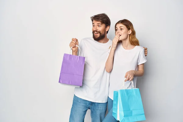 Hombre y mujer con paquetes de entretenimiento romance estilo de vida compras —  Fotos de Stock