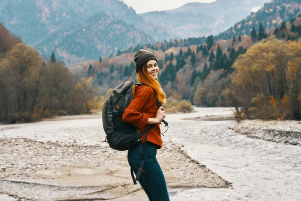 Senderista Mujer Camina Cerca Del Río Las Montañas —  Fotos de Stock