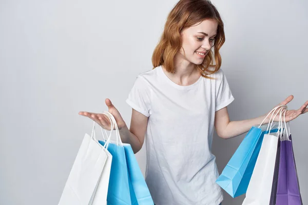 Vrouw shopaholic veelkleurige pakketten winkelen levensstijl — Stockfoto