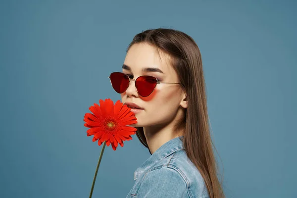 Ładna brunetka noszenie okulary czerwony kwiat elegancki styl model — Zdjęcie stockowe