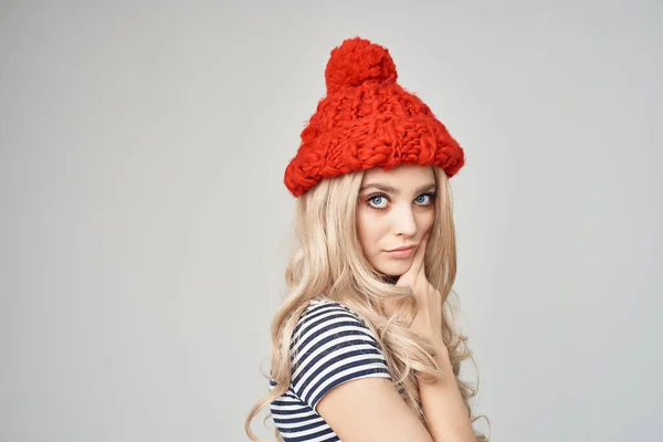 Όμορφη γυναίκα σε μια ριγέ T-shirt Κόκκινο καπέλο θέτοντας Studio — Φωτογραφία Αρχείου