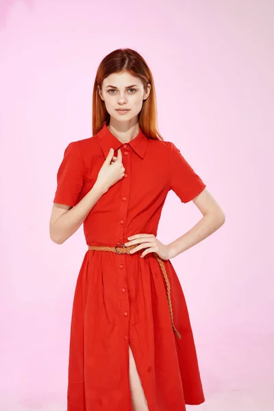 Κοκκινομάλλα Κόκκινο Φόρεμα Που Ποζάρει Ροζ Φόντο Υψηλής Ποιότητας Φωτογραφία — Φωτογραφία Αρχείου
