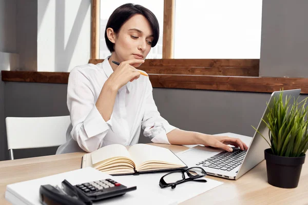 Femme d'affaires au bureau Secrétaire exécutif Studio Lifestyle — Photo