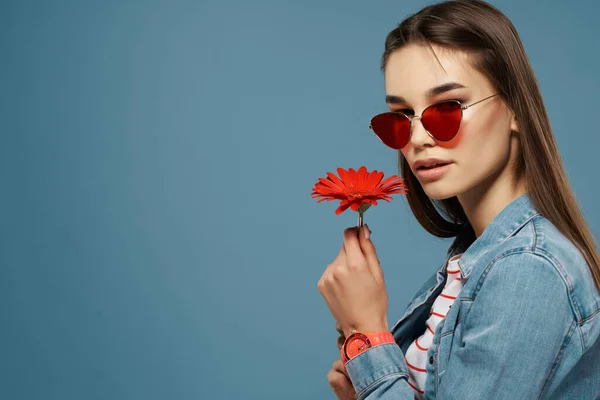 Nő visel napszemüveg piros virág közel arc pózol divat közelkép — Stock Fotó