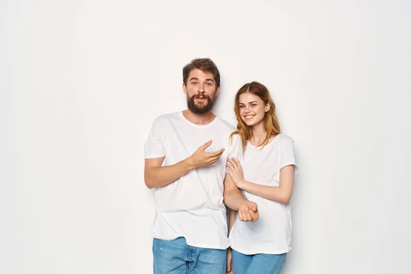 Veselý mladý pár v bílém trička přátelství životní styl světlo pozadí — Stock fotografie