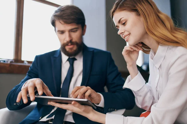 Colleghi lavorano con un team di funzionari tablet — Foto Stock