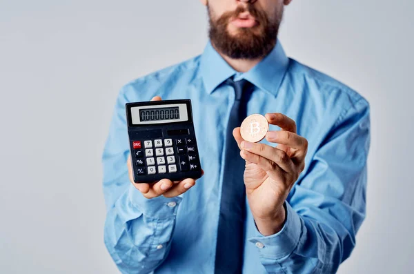 Homem de negócios segurando uma calculadora criptomoeda bitcoin carteira eletrônica trabalho — Fotografia de Stock