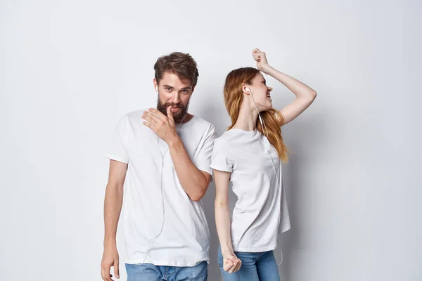 Весела молода пара в білих футболках спілкування емоції дружби — стокове фото