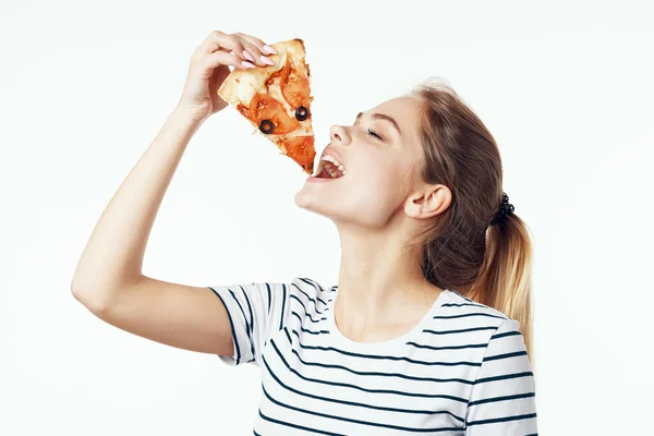 Mulher em listrado t-shirt pizza dieta lanche junk food — Fotografia de Stock