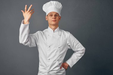 Şef el hareketleriyle profesyonel mutfak gurmesi