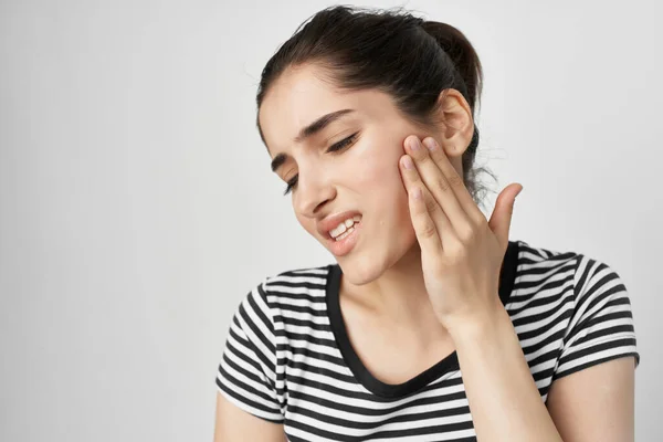 Mujer en rayas camisetas dientes dolor emociones odontología — Foto de Stock