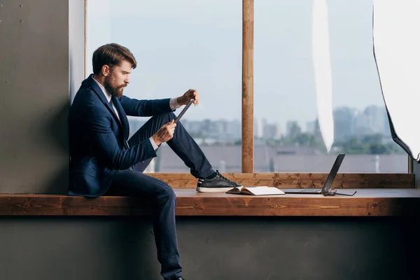 Hommes d'affaires près de la fenêtre avec une technologie d'ordinateur portable — Photo