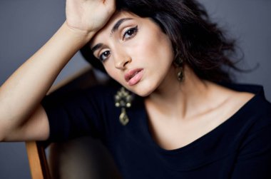 Neşeli kadın, şık saç stili dekorasyon cazibesi makyajı.