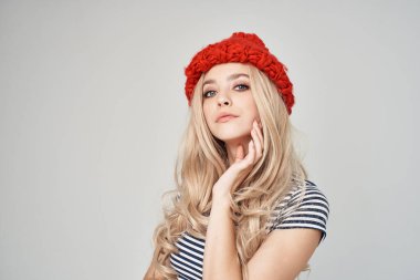 Çizgili tişörtlü sarışın Kırmızı Şapkalı açık renk arka plan yaşam tarzı