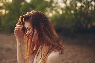 Sahada özgürce yaşayan neşeli kadın.