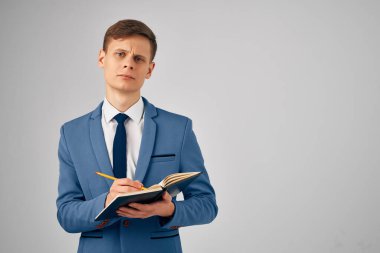 Not defteri belgeli neşeli adam ofis stüdyosu