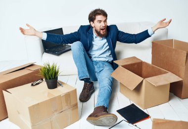 Kutuları açan adam yeni iş yöneticisi