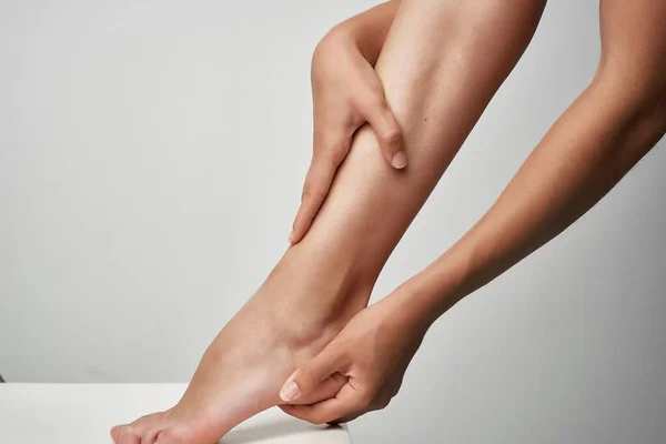 Masaje de pies problemas de salud lesiones articulaciones dolor —  Fotos de Stock