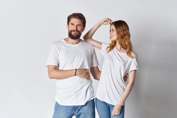 Allegra giovane coppia in bianco t-shirt emozioni studio pubblicità design — Foto Stock