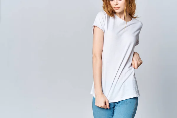 Mulher em t-shirt branca e jeans corte vista posando mocap — Fotografia de Stock