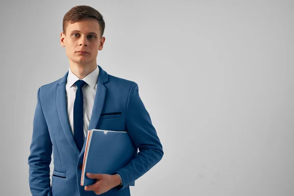 Homem de terno com uma pasta azul em suas mãos funcionário do escritório de trabalho — Fotografia de Stock