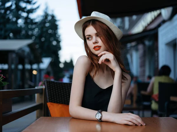Mujer con sombrero en la cafetería de verano desayuno de vacaciones aire fresco — Foto de Stock